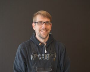 Porträt Daniel Winkler Werkstatt Mitarbeiter bei Pülmreisen.