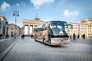 Ein Reisebus der Firma Pülmreisen vor dem Brandenburger Tor in Berlin.