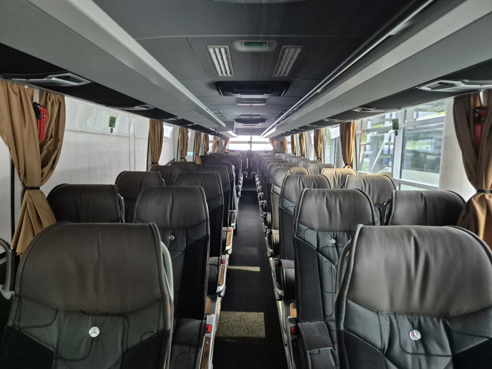 Innenansicht eines komfortablen Reisebusses der Firma Pülmreisen.