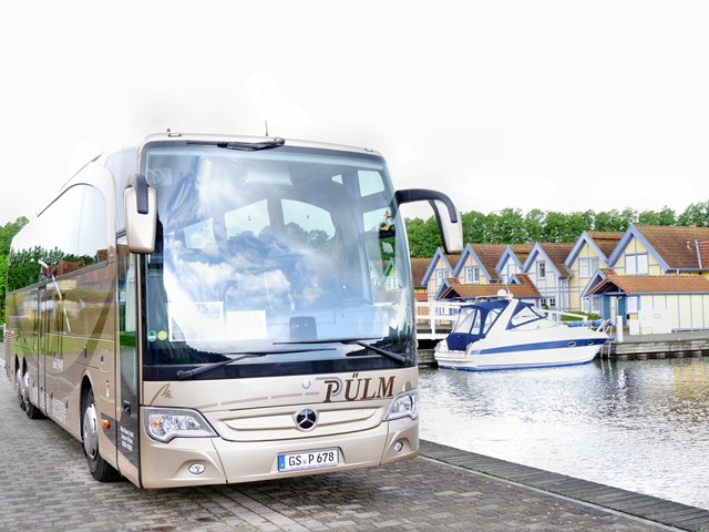 Ein Reisebus der Firma Pülmreisen bei der Bustaufe in Rheinsberg.