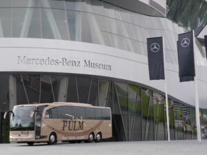 Ein Reisebus der Firma Pülmreisen vor dem Mercedes-Benz Museum in Stuttgart.