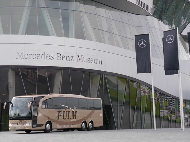 Ein Reisebus der Firma Pülmreisen vor dem Mercedes-Benz Museum in Stuttgart.