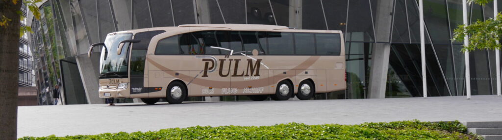 Reisebus der Firma Pülmreisen in Stuttgart.