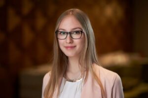 Porträt Alida Hurlemann Finanz- und Lohnbuchhaltung bei Pülmreisen.