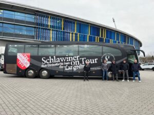 Der neue Teambus für den TSV Havelse vor dem Stadion.