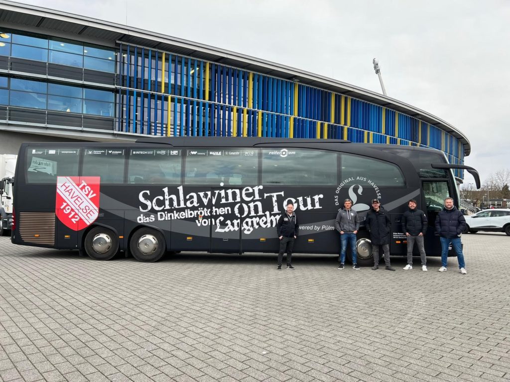 Der neue Teambus für den TSV Havelse vor dem Stadion.
