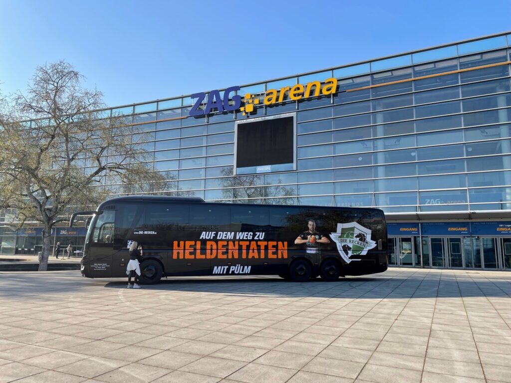 Der Teambus der Recken vor der ZAG Arena.