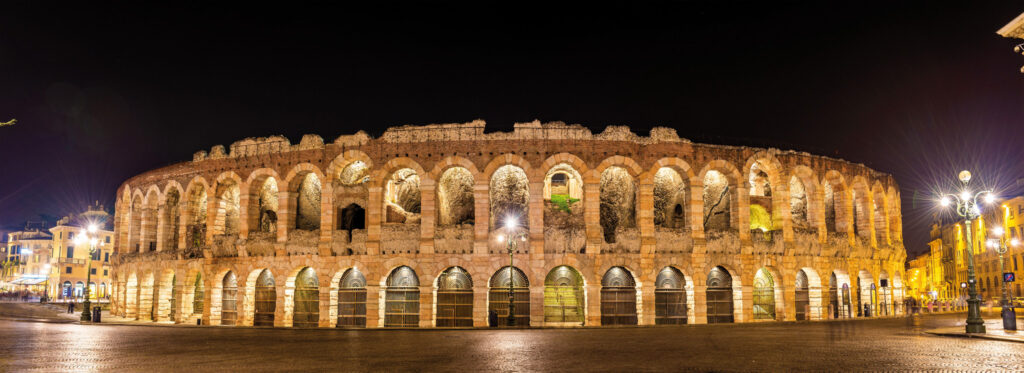 Die Arena di Verona erleuchtet am Abend.