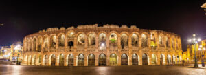 Die Arena di Verona erleuchtet am Abend.