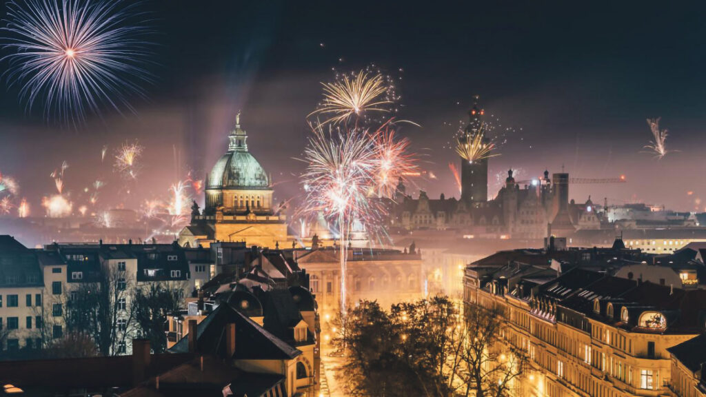Silvesterfeuerwerk über den Dächern von Leipzig.
