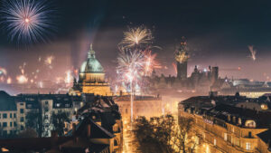 Silvesterfeuerwerk über den Dächern von Leipzig.