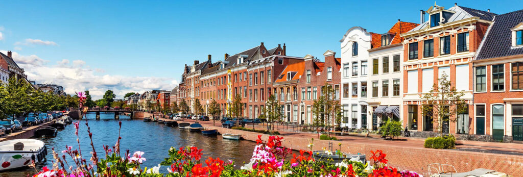 Eine Stadt in Belgien mit historischen Häusern und einem Fluss.