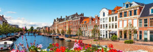 Eine Stadt in Belgien mit historischen Häusern und einem Fluss.