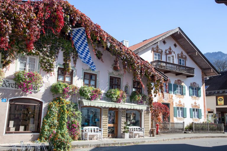 Haus mit vielen bunten Blumen in Oberammergau.