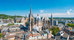 Luftaufnahme der Stadt Aachen mit dem Aachener Münster.