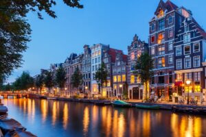 Blick auf die Abendlichter in einer Gracht in Amsterdam.