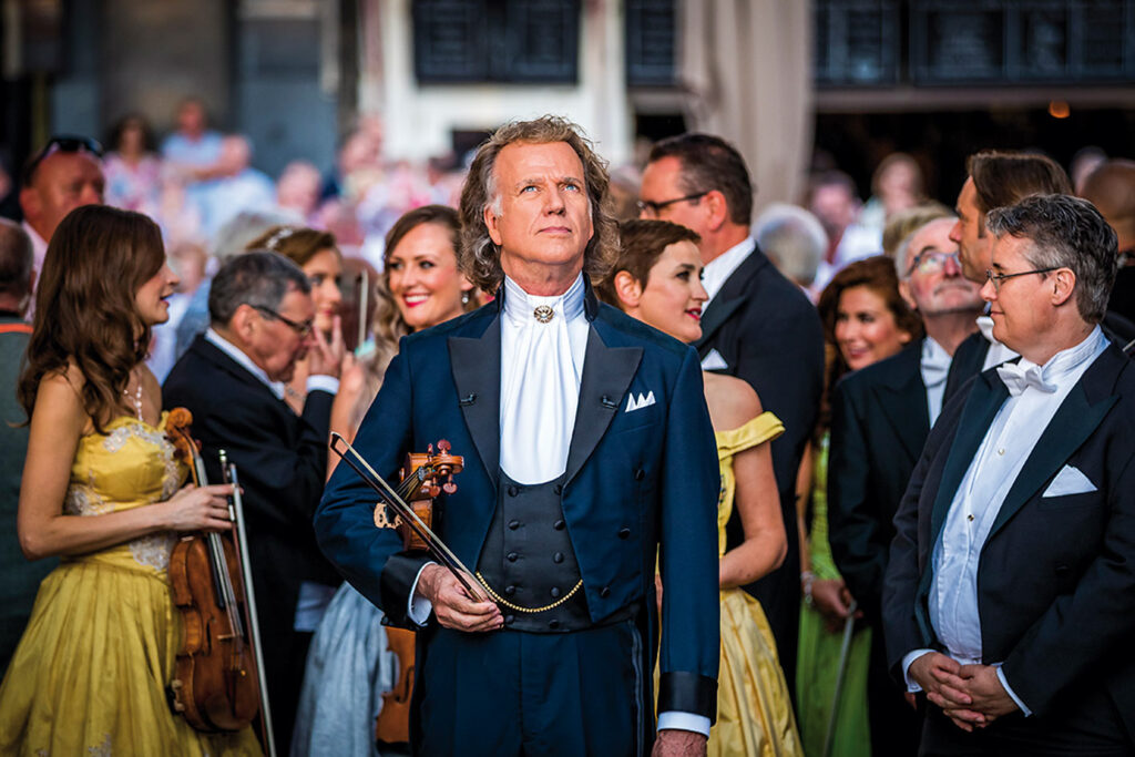 Der Musiker Andre Rieu mit seinem Ensemble.