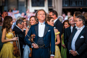 Der Musiker Andre Rieu mit seinem Ensemble.