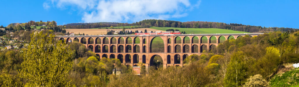 Panorama der Göltzschtalbrücke im Vogtland mit einem Zug.