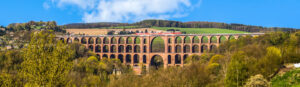 Panorama der Göltzschtalbrücke im Vogtland mit einem Zug.