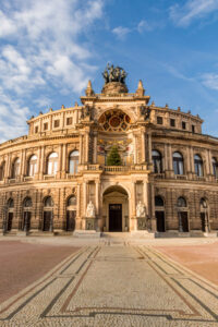 Blick auf den Eingang der Semper Oper in Dresden.