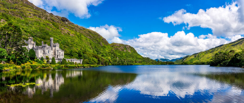 Kylemore Abbey, eine wunderschöne, schlossartige Abtei, in Irland, die sich im See spiegelt