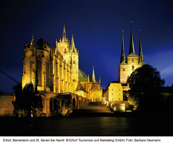 Mariendom und Sankt Severin in Erfurt bei Nacht.