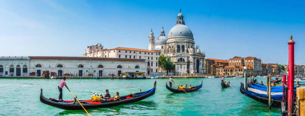 Gondeln auf dem Canale Grande in Venedig mit Basilica di Santa Maria della Salut im Hintergrund.