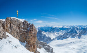 Die Zugspitze mit Gipfelkreuz und Schnee.