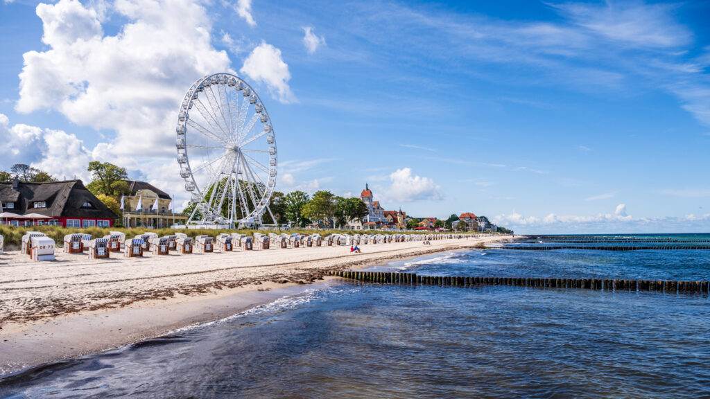 Riesenrad und Strandkörbe am Strand von Kühlungsborn.