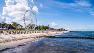 Riesenrad und Strandkörbe am Strand von Kühlungsborn.