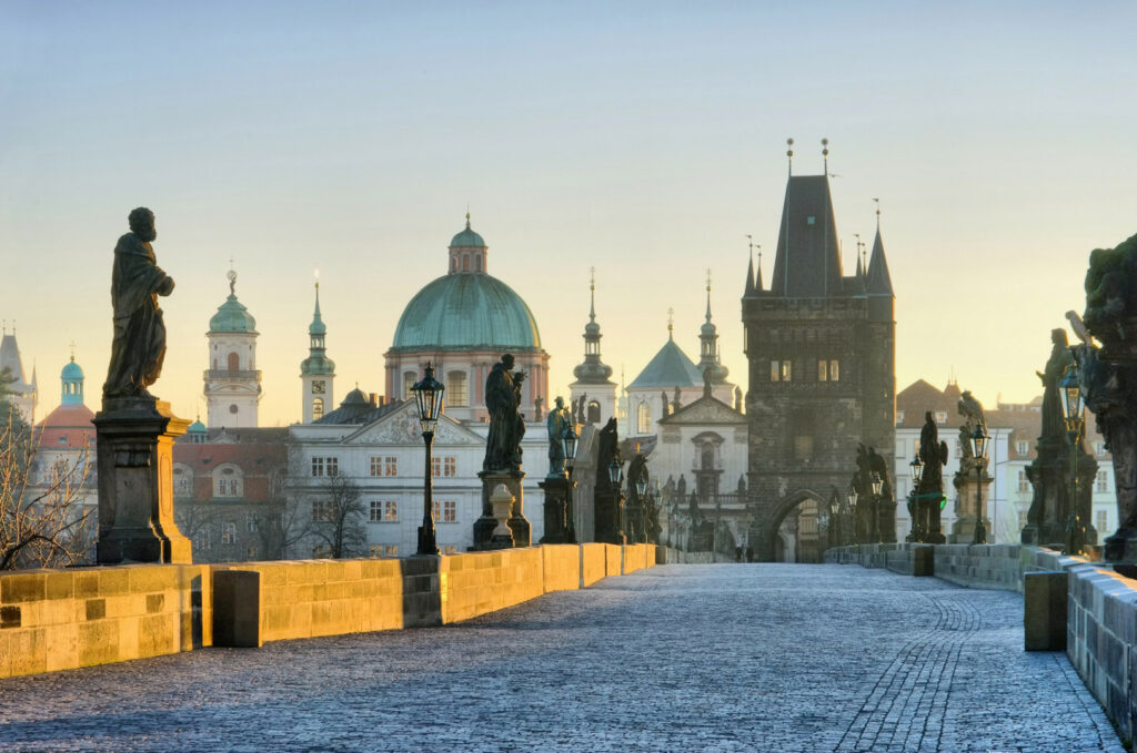 Die Karlsbrücke in Prag in der Abenddämmerung.