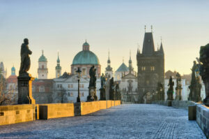 Die Karlsbrücke in Prag in der Abenddämmerung.