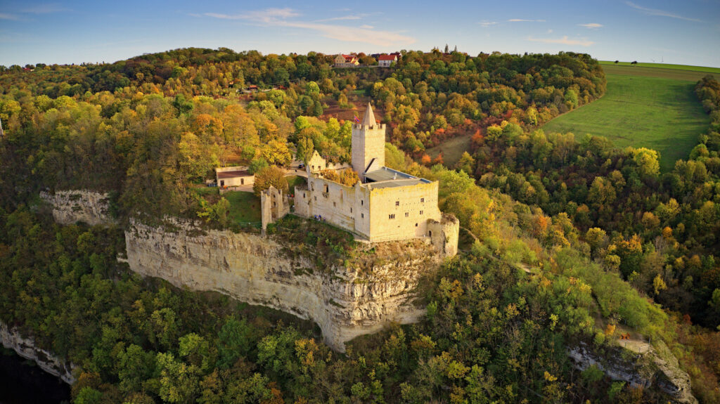 Blick aus der Luft auf ein mittelalterliches Schloss im Saaletal.