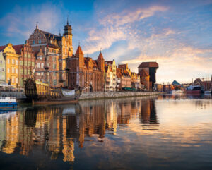 Der Hafen von Danzig (Gdansk) in Polen mit einem historischen Schiff auf dem Wasser.