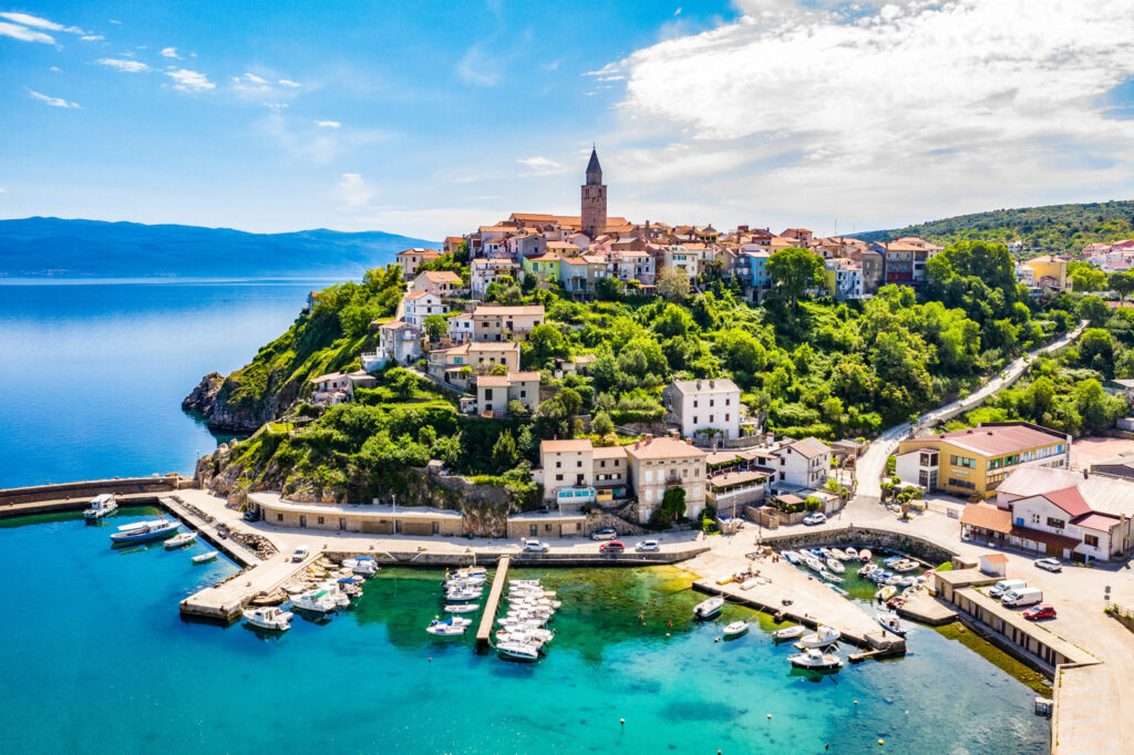 Blick auf die Stadt Vrbnik, Insel Krk in Kroatien.