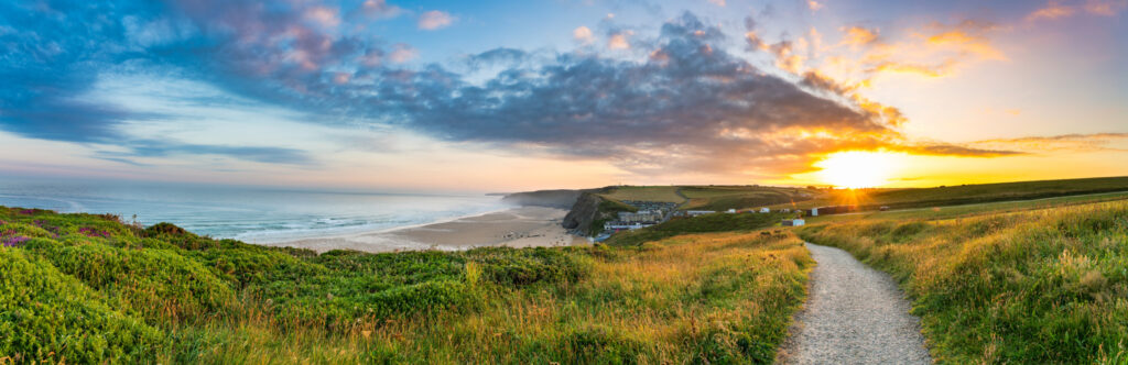 Panorama des Watergate Beach bei Sonnenaufgang in Cornwall, Großbritannien.