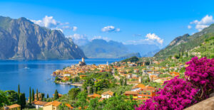 Die Stadt Malcesine am Gardasee mit Blick auf die Berge und den See.