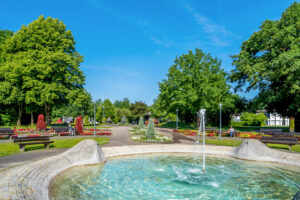 Ein Springbrunnen in einem Park in Bad Füssing in Bayern.