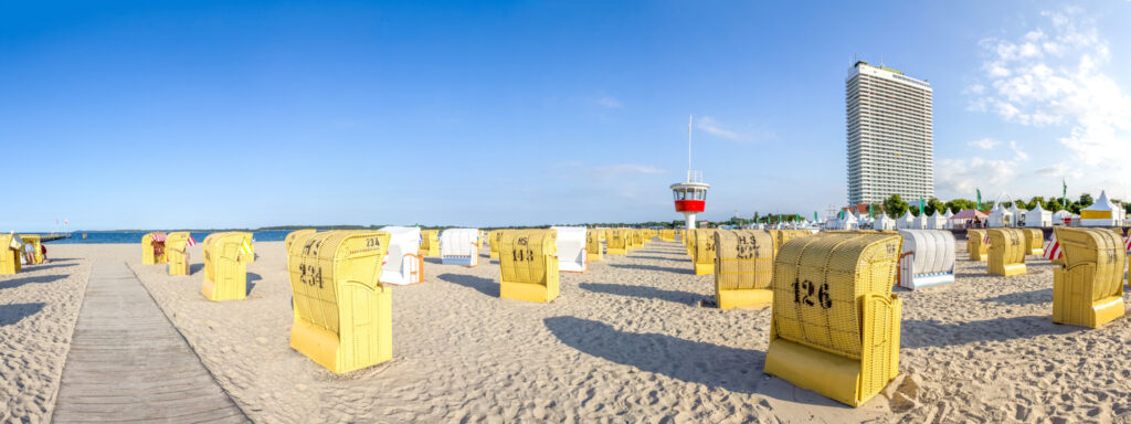 Strandkörbe im Sonnenschein am Strand von Travemünde an der Ostsee.