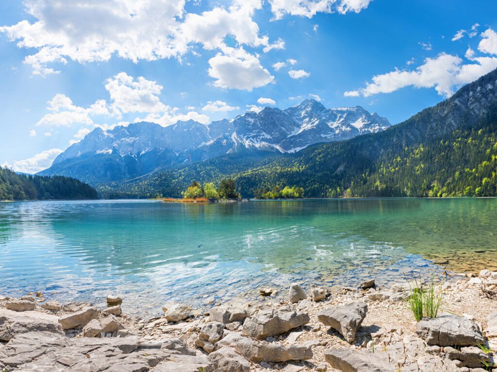 Blick auf die Zugspitze mit dem Elbsee im Vordergrund.