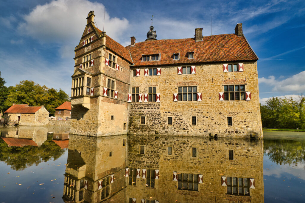 Burg Vischering Münsterland spiegelt sich im See.