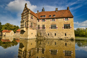 Burg Vischering Münsterland spiegelt sich im See.