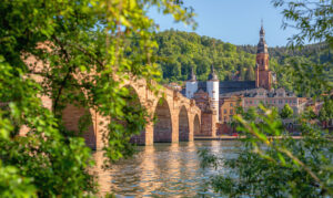 Die alte Brücke in Heidelberg mit Blick auf das Wasser.