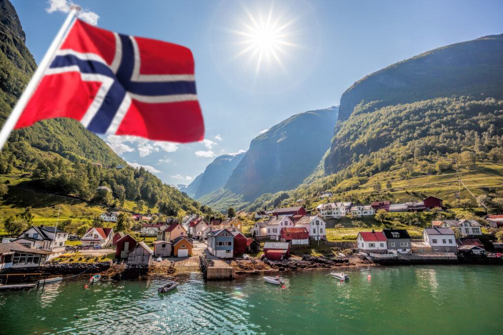 Das malerische Fischerdorf Undredal liegt vor der Kulisse der Berge nahe dem Flam.