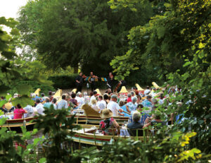 Seekonzert mit Publikum in Booten und Geigenspielern auf der Bühne in Wörlitz.