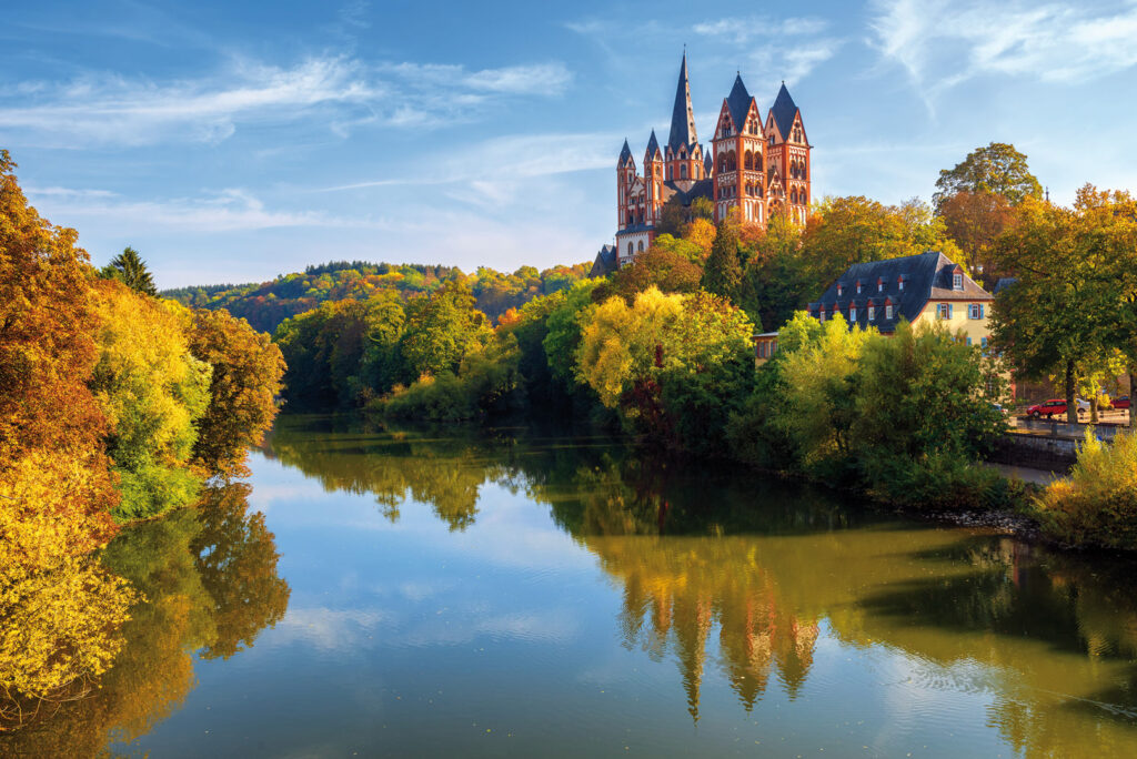 Blick auf historisches Gebäude der Stadt Limburg an der Lahn vom Wasser aus gesehen.