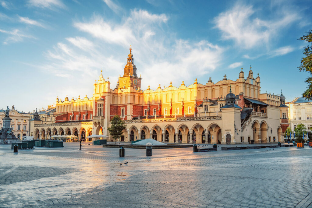 Blick auf den Marktplatz in Krakau im Sonnenlicht.