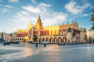 Blick auf den Marktplatz in Krakau im Sonnenlicht.
