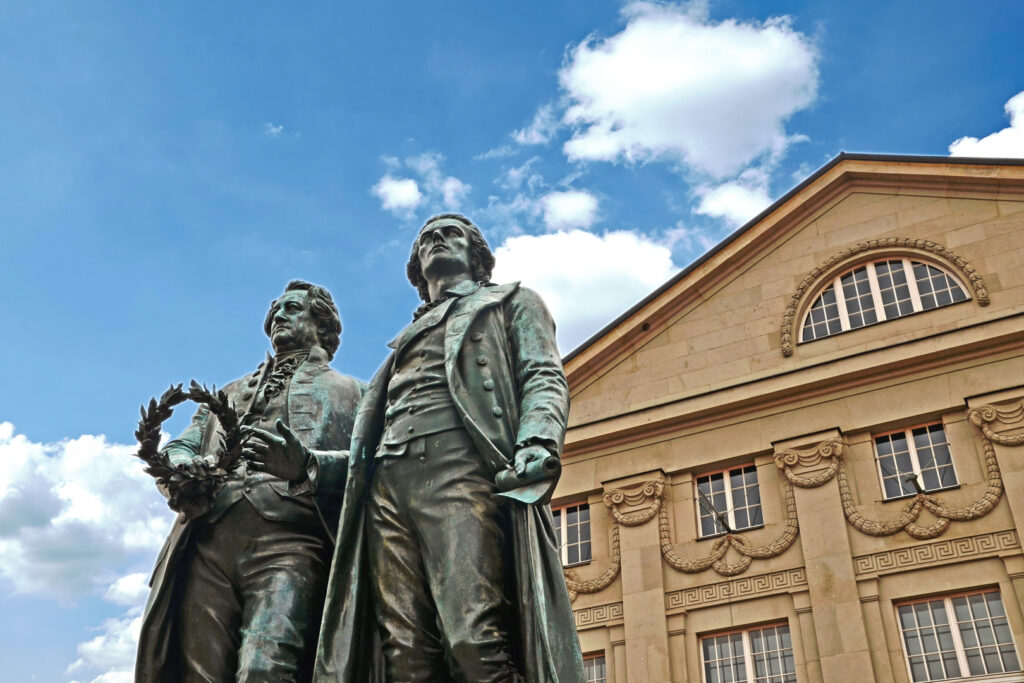 Das Denkmal Goethe und Schiller vor dem Deutschen Nationaltheater Weimar.